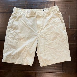 Vineyard vines performance breaker short (Men’s size 33)